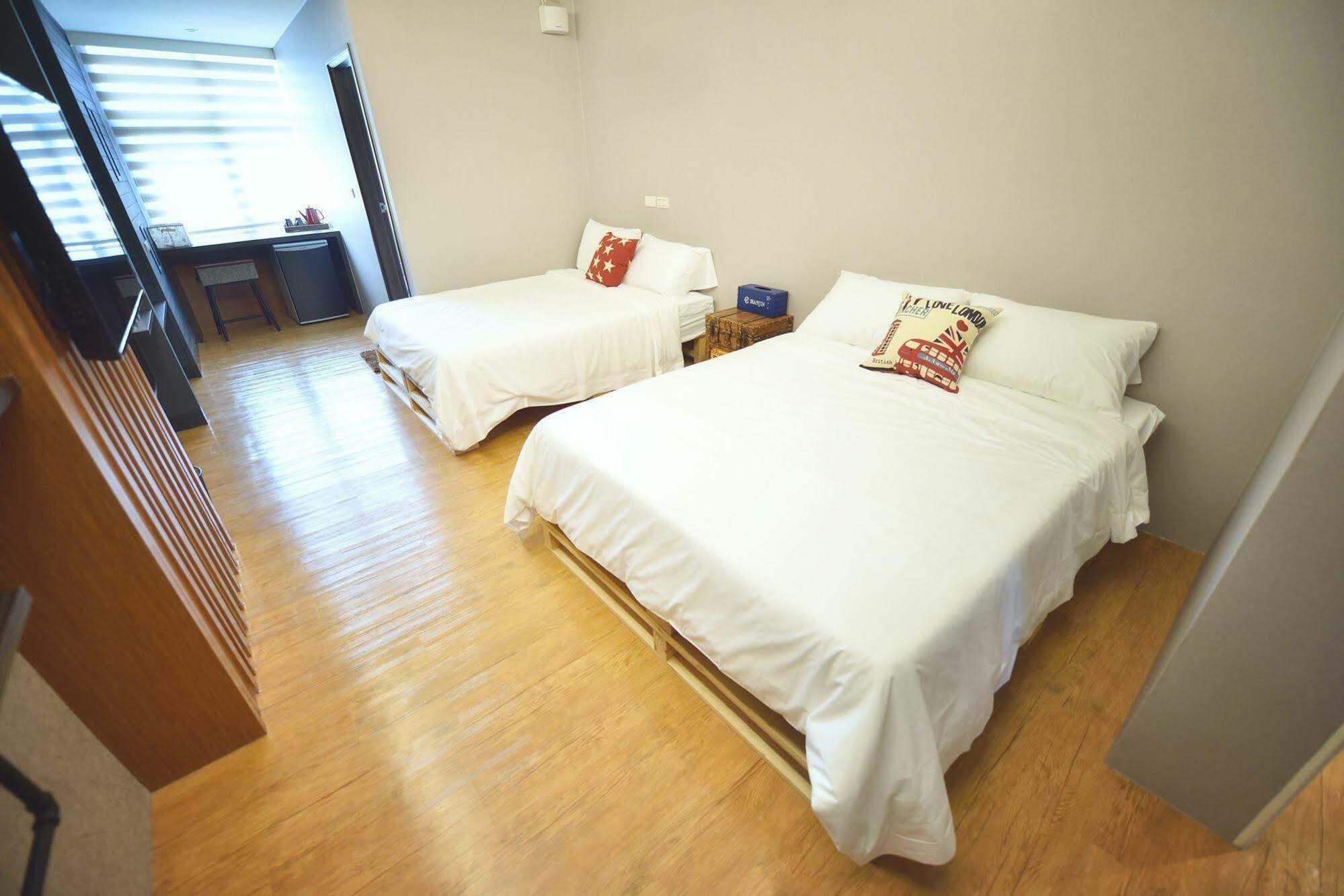 Owl Inn Тайнань Экстерьер фото